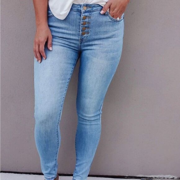 Abela Story & Co light wash skinny jeans with buttons- plus size - Picture 1 of 4